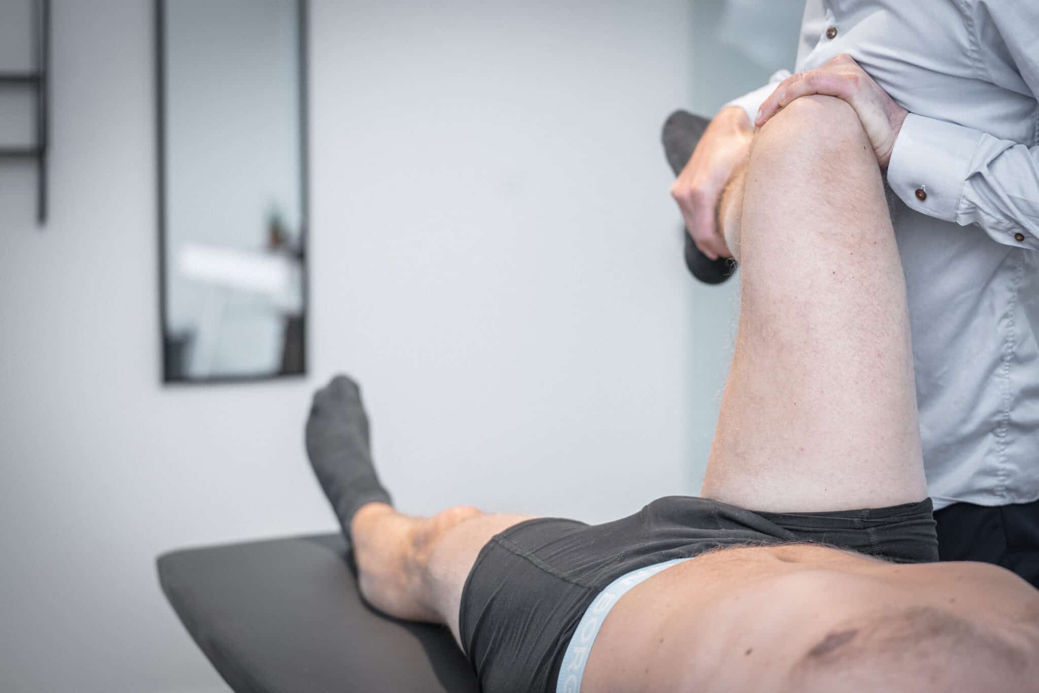 Osteopat behandler smerter i knæ hos mand – manuel behandling på briks hos Min Osteopat.