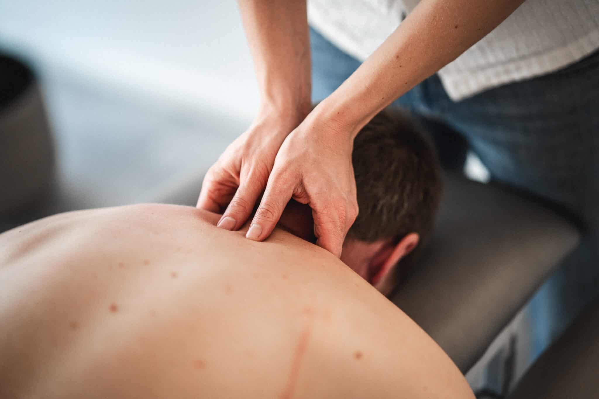 Manuel massagebehandling af øvre ryg og nakke – eksempel på hvordan myoser kan masseres væk.