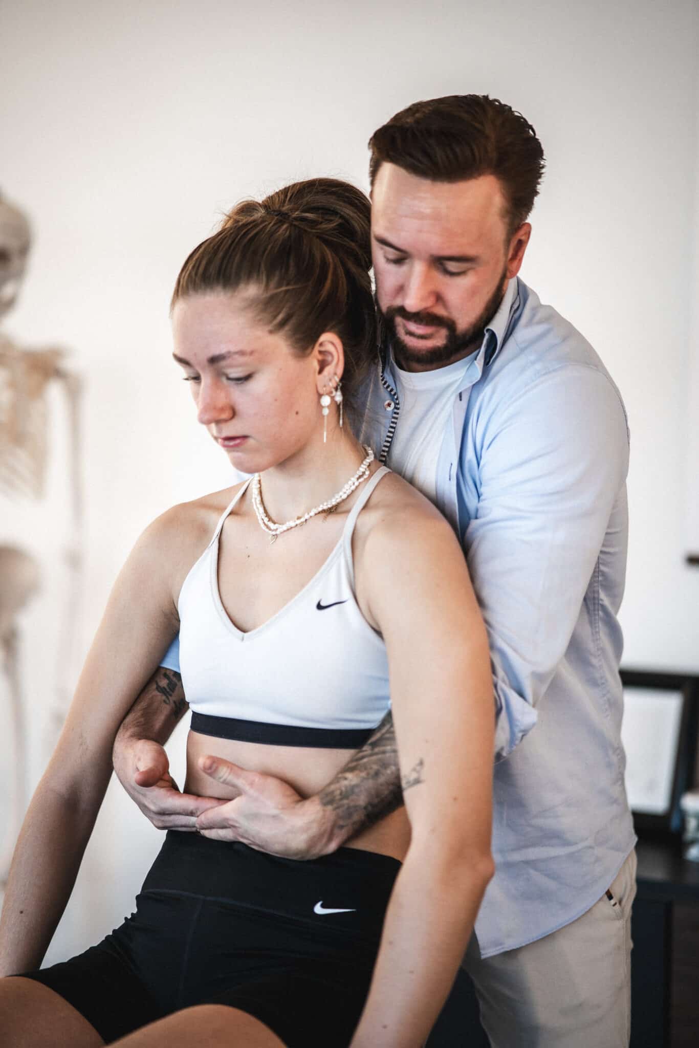 Osteopat behandler patient med spændinger i maveområdet som led i behandling mod oppustet og ondt i maven.