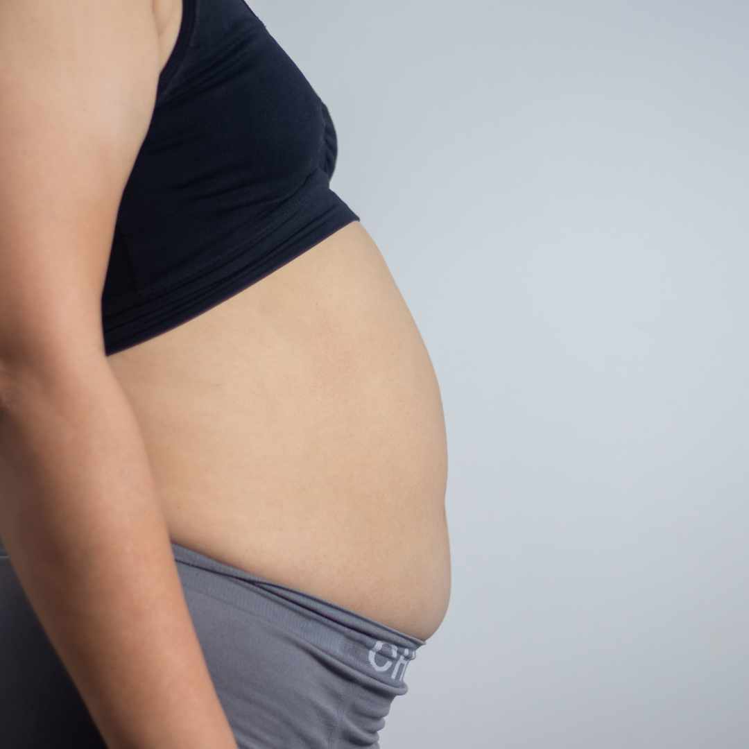 Kvinde med let oppustet mave oplever ubehag og symptomer på at være oppustet og ondt i maven.