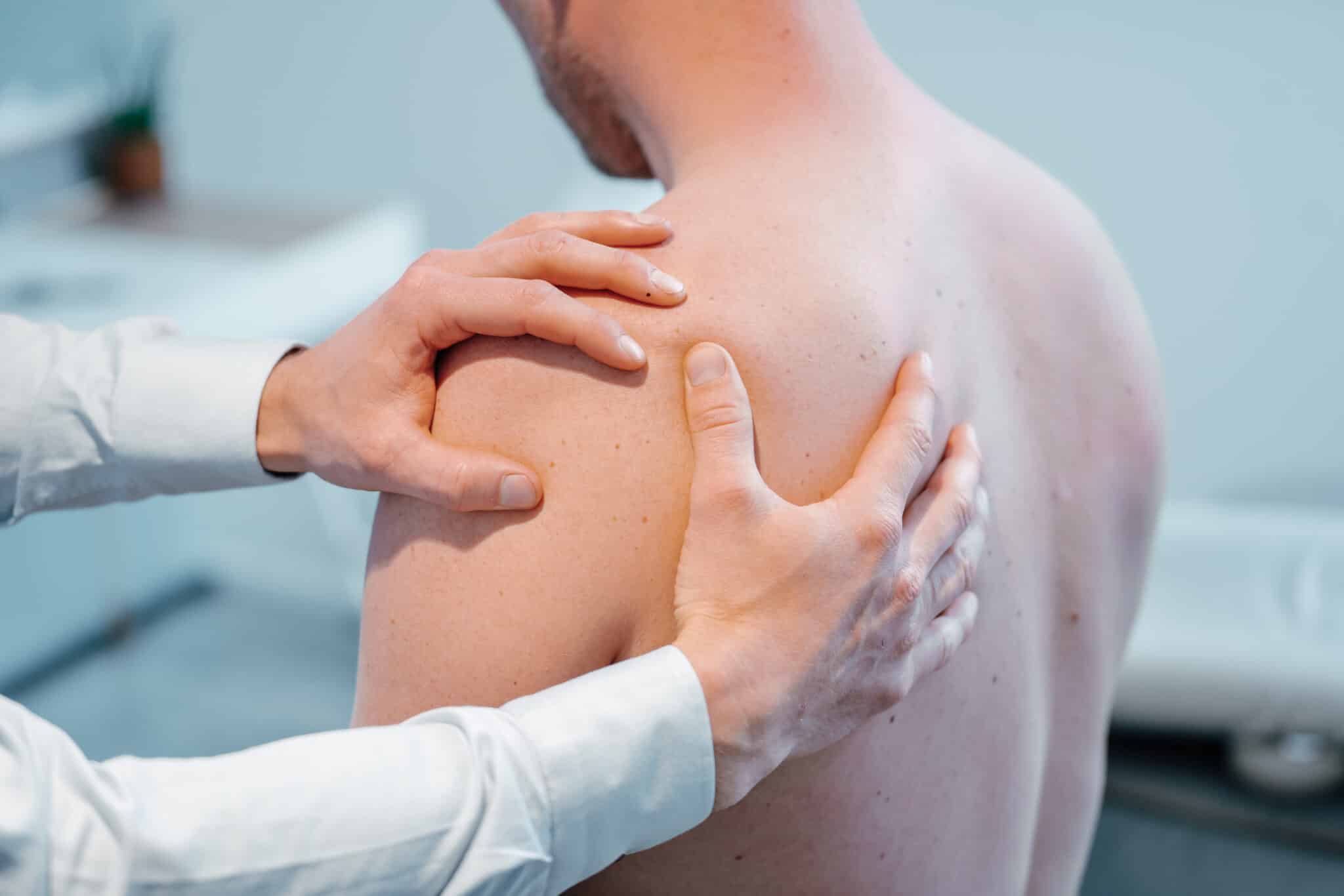 Terapeut undersøger patientens ryg for spændinger og facetled smerter.