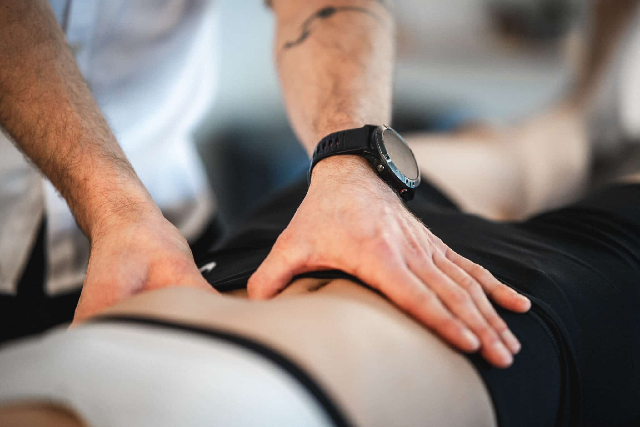 Osteopat udfører blid manuel behandling af underlivsområdet for at lindre smerter efter samleje.