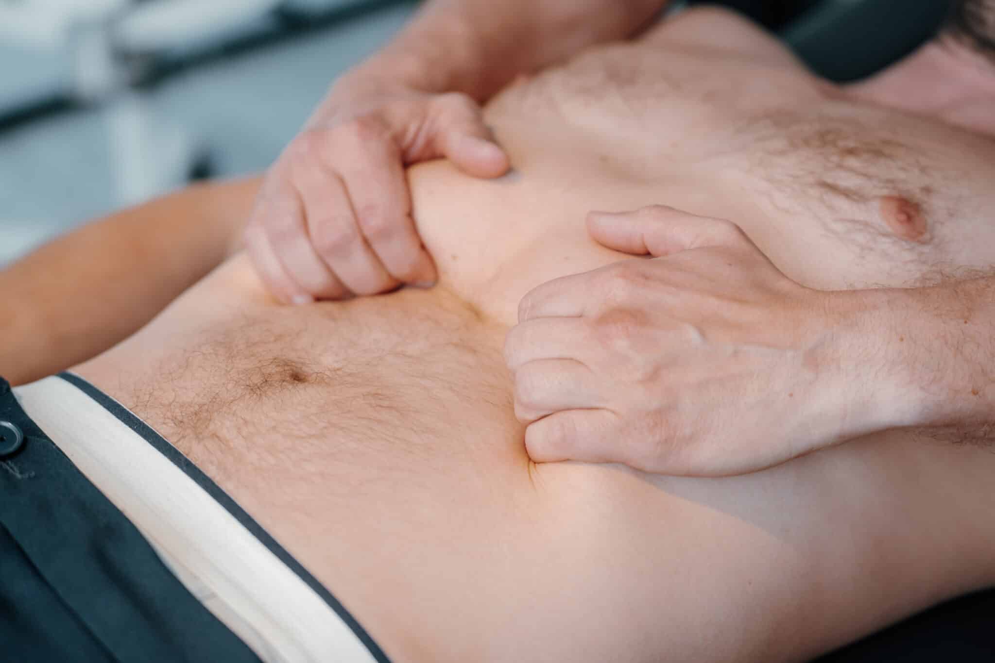 Behandling rettet mod forstoppelse med fokus på at stimulere fordøjelsen og lindre spændinger i maven.