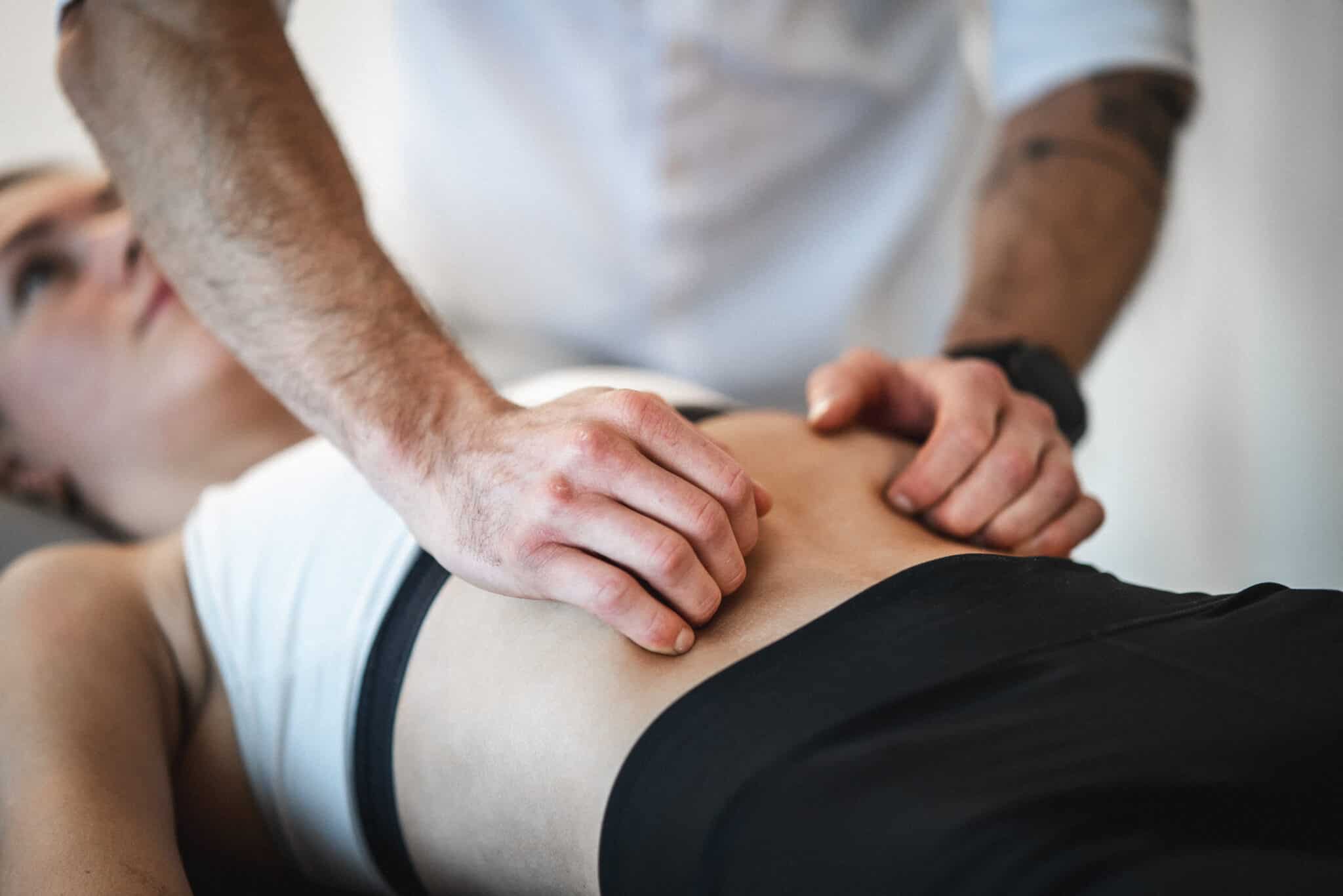 Manuel behandling anvendt ved forstoppelse for at støtte tarmfunktion og reducere mavespændinger.