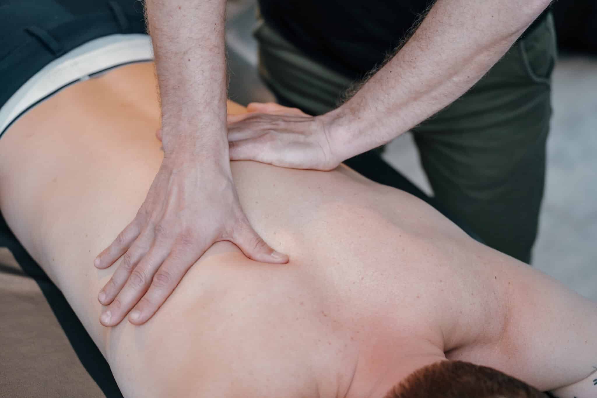 Behandling af englevinge hvor skulderbladets bevægelse og funktion vurderes og korrigeres manuelt.