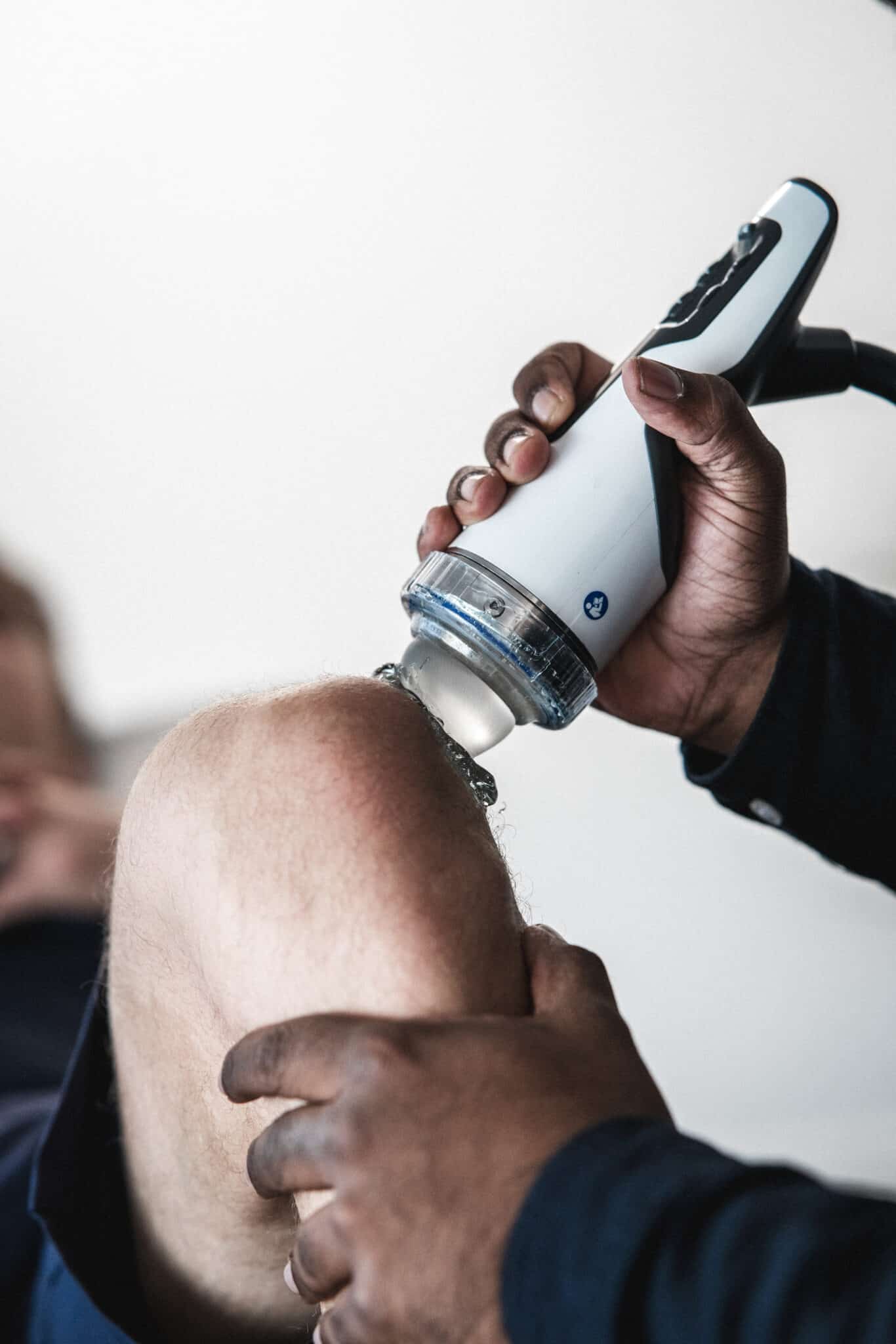 Professionel shock wave behandling i København anvendt på knæ ved smerter i sener og led.