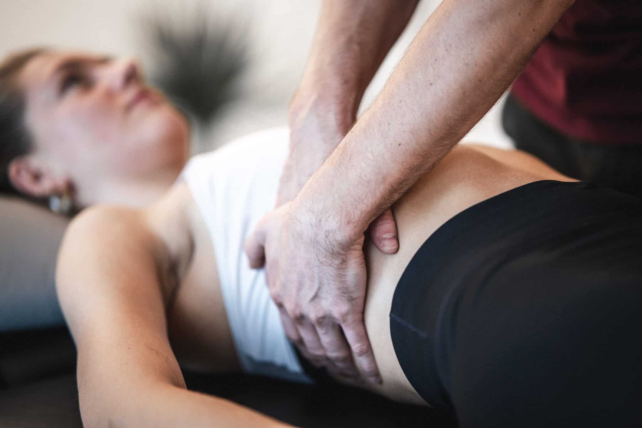 Manuel behandling af maven ved smerter og ubehag forårsaget af forstoppelse.