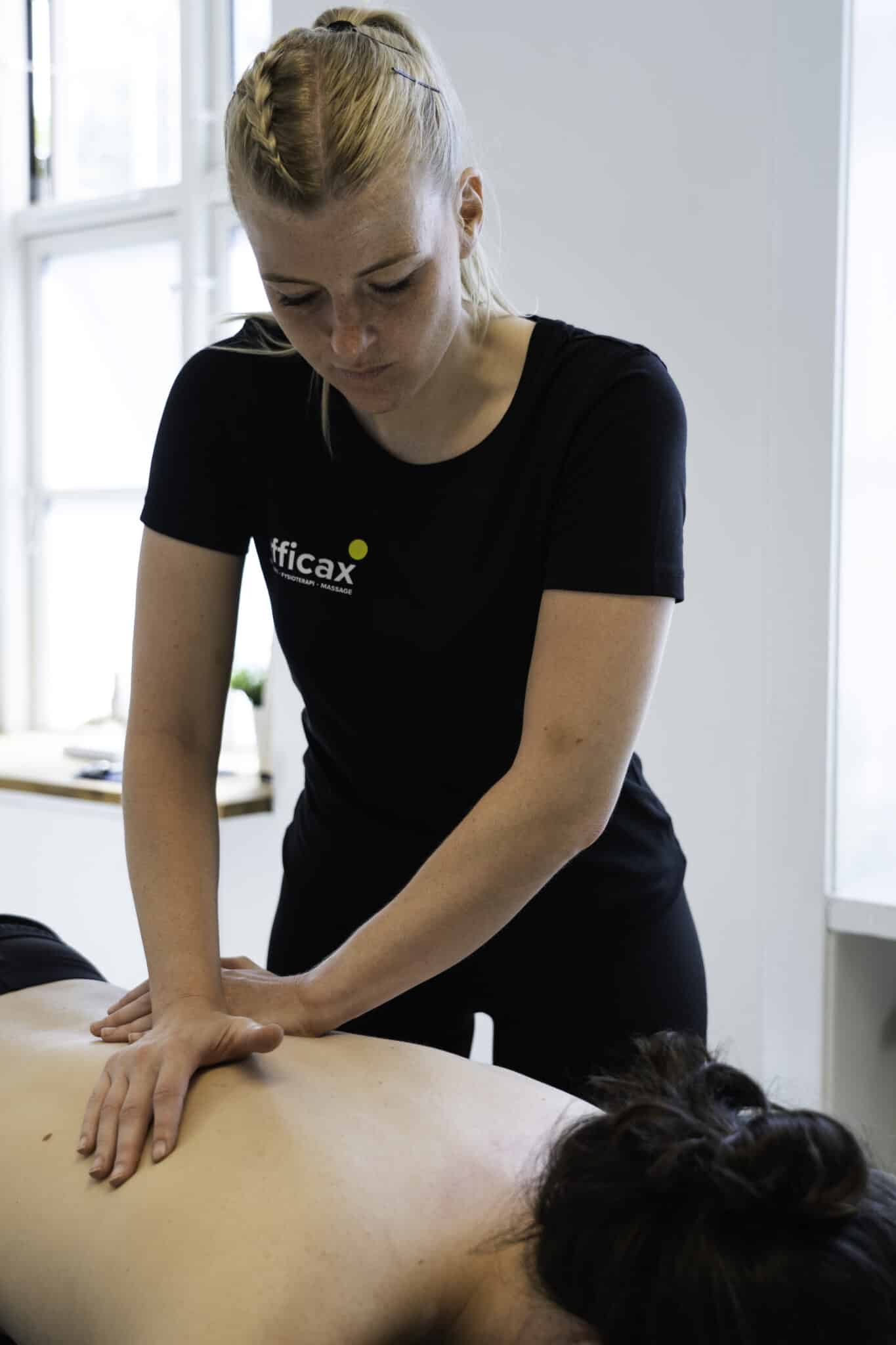 Behandling af smerter i skulderblad med tryk og manuel terapi på øvre ryg.