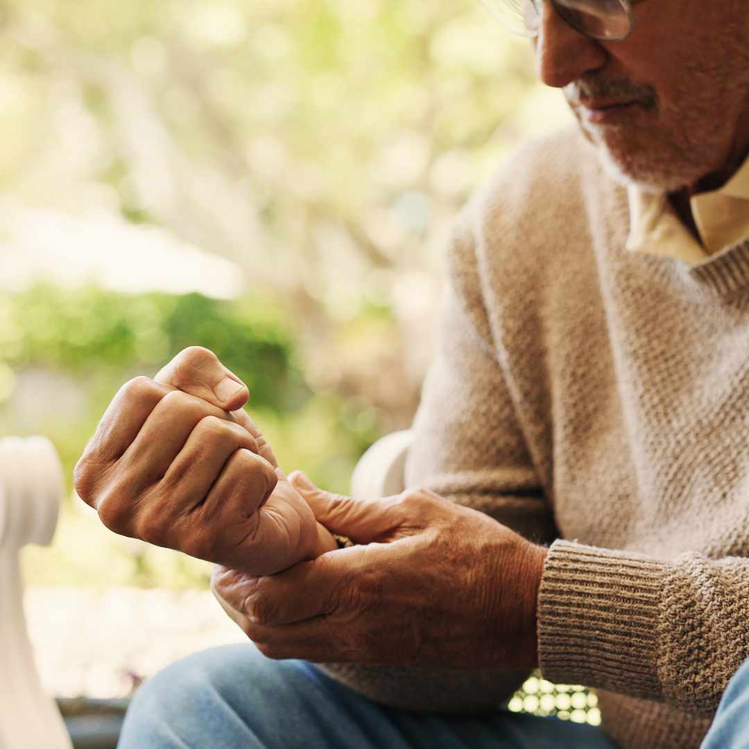 Mand med smerter i håndleddet under skrivning som følge af seneskedebetændelse.