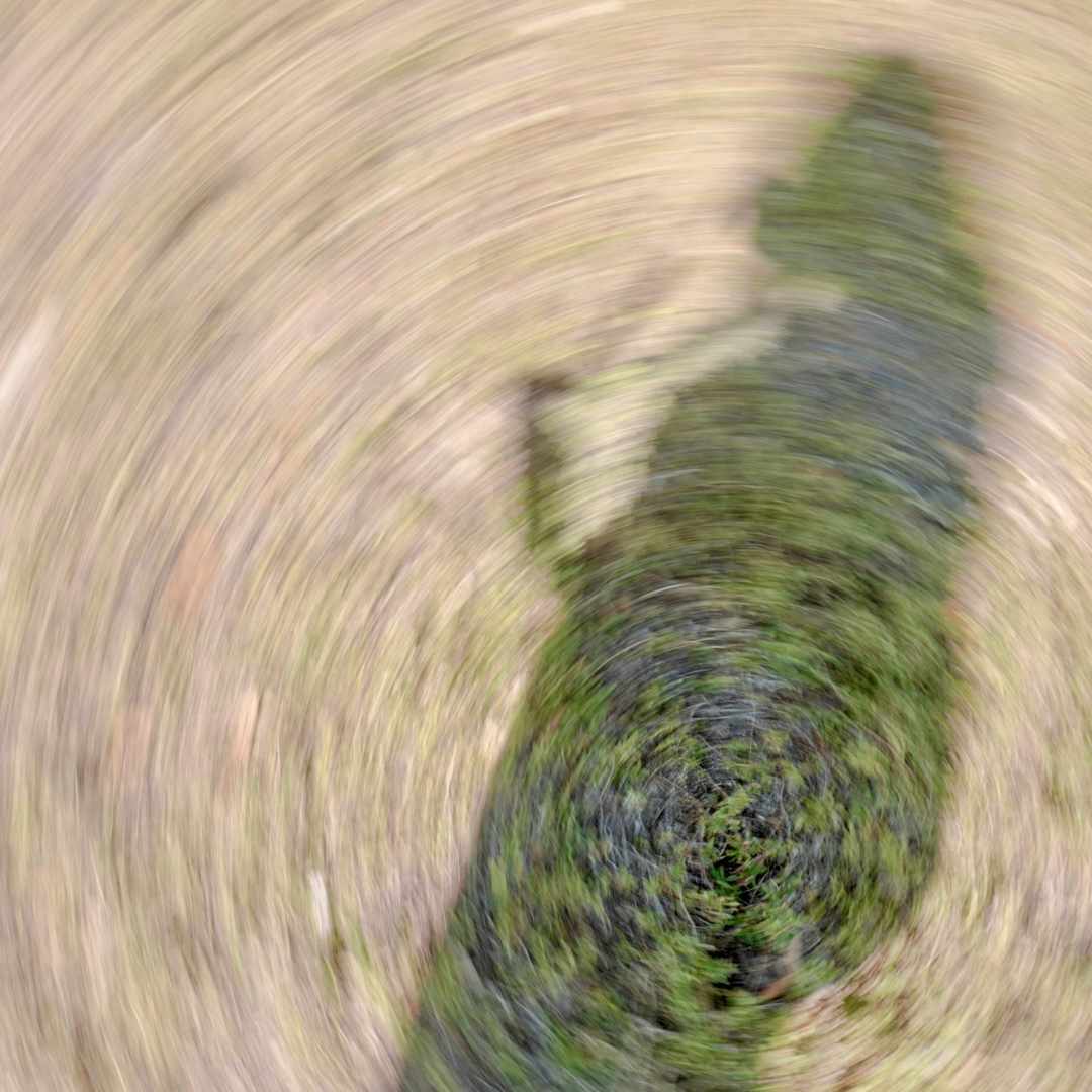 Person holder om hånden ved snurren i kroppen og prikken i fingre under computerarbejde.