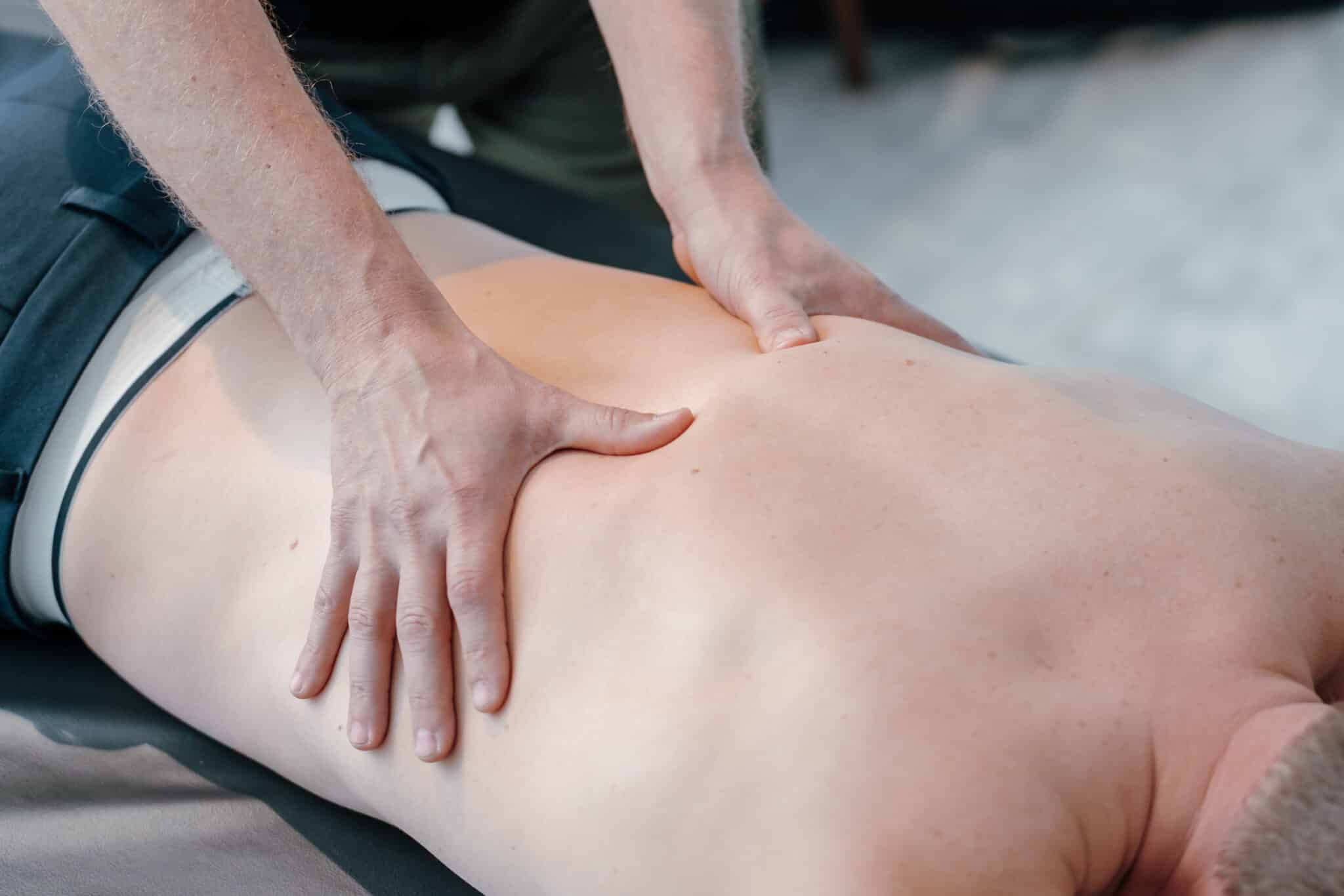 Osteopat behandler ryg og lænd for at lindre iskiassmerter og spændinger.