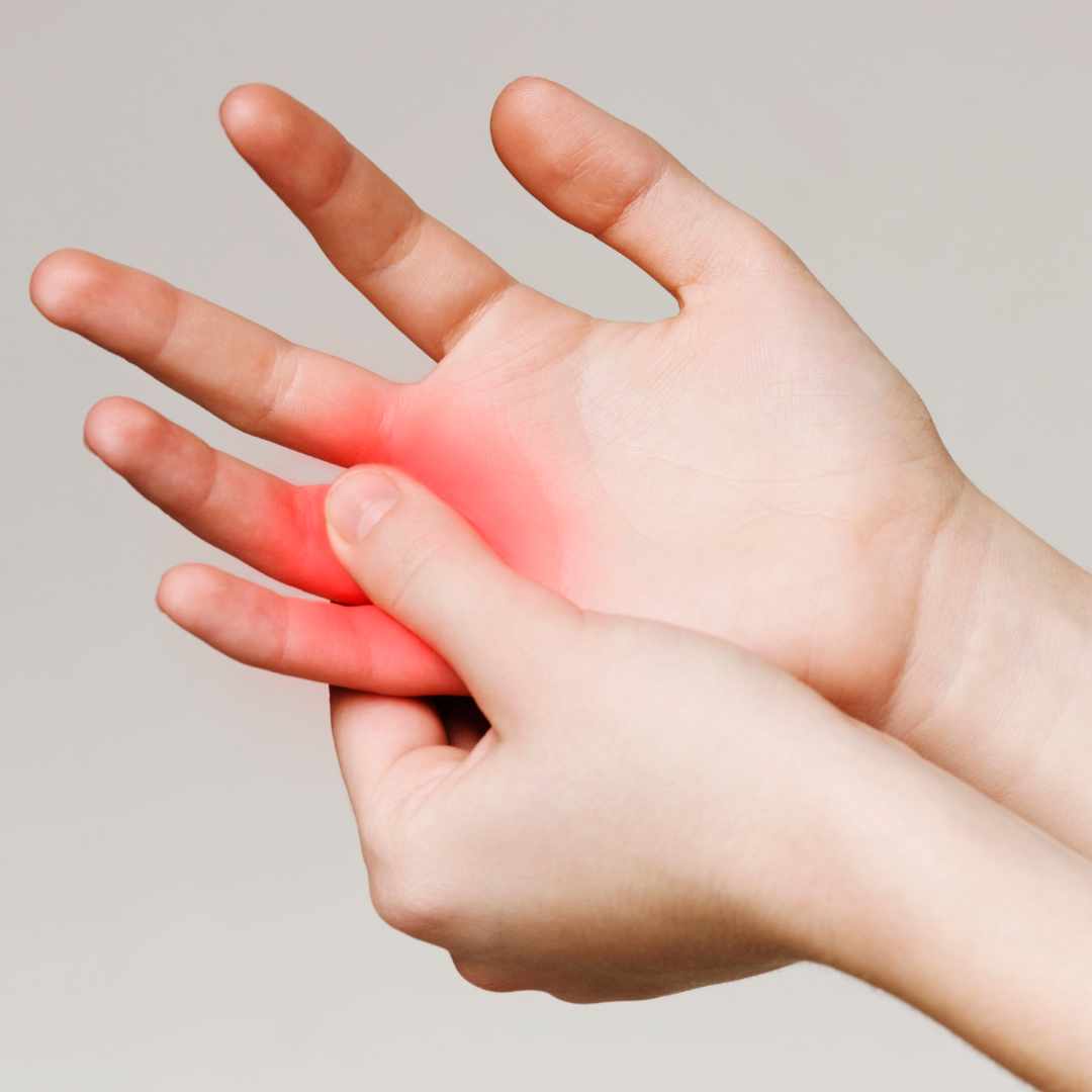Nærbillede af hånd med smerter i finger og håndflade, som kan være forbundet med springfinger eller irritation i senerne.