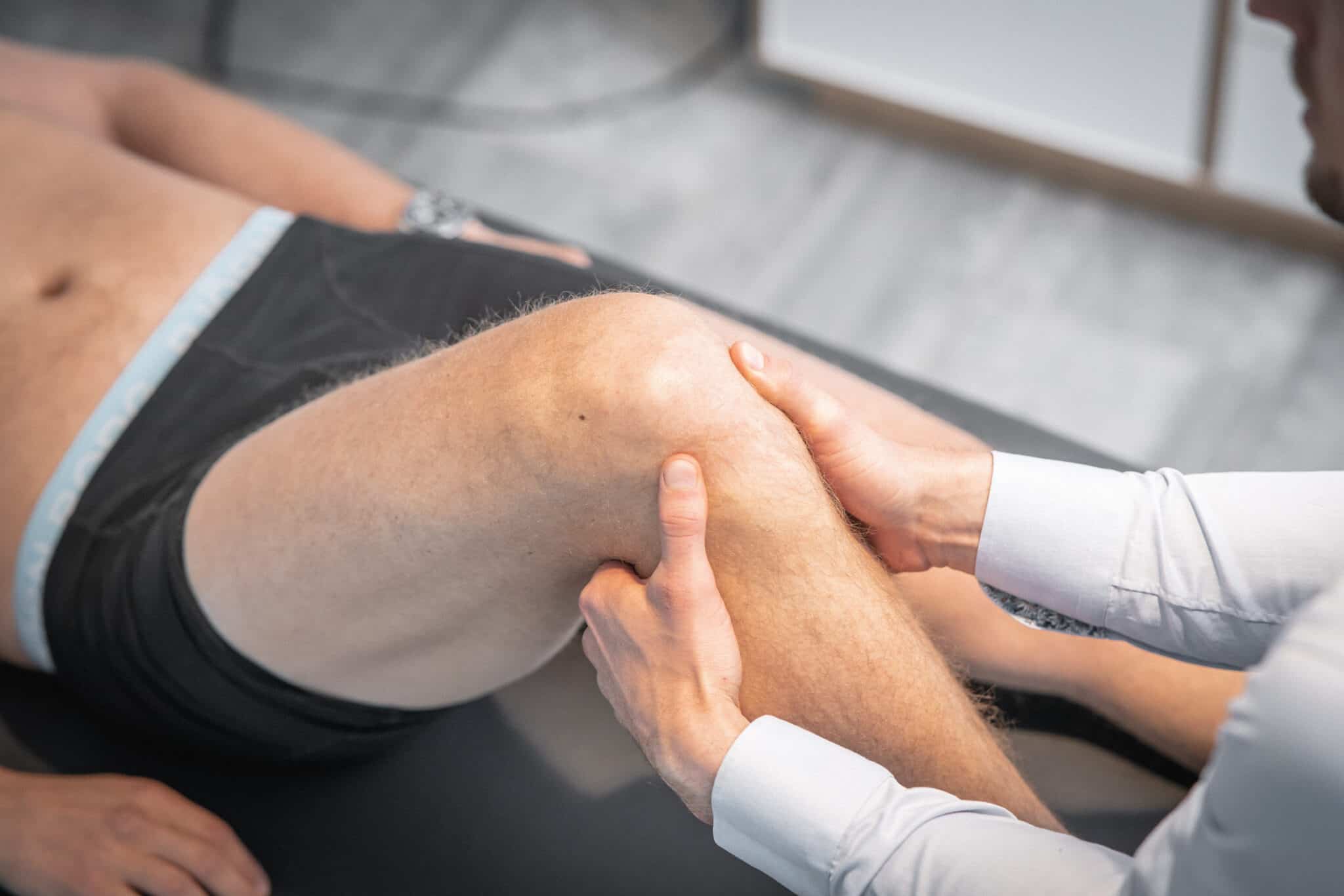 Osteopat undersøger og behandler ben og lår ved ømhed eller smerter i huden på låret.