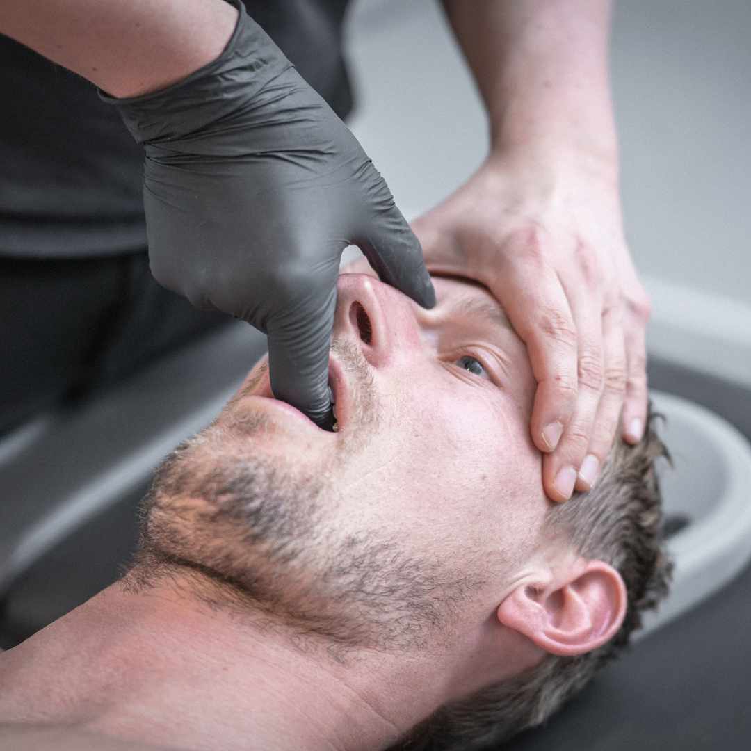 Osteopatisk behandling af smerter i kæben med fokus på kæbeled og spændinger i ansigtet.