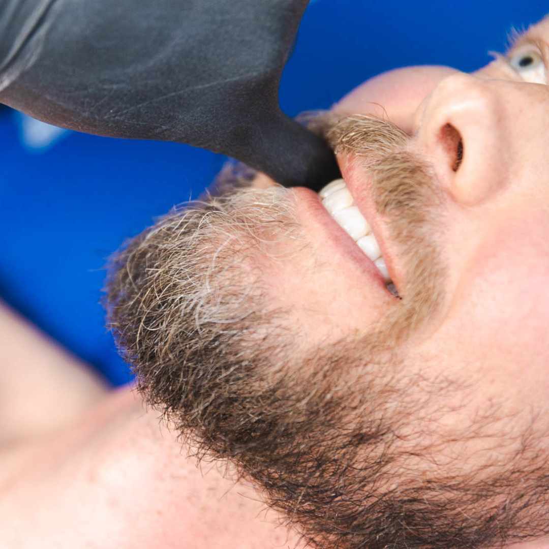 Osteopatisk undersøgelse ved smerter i kæben med fokus på kæbeled og spændinger i kæbemusklerne.