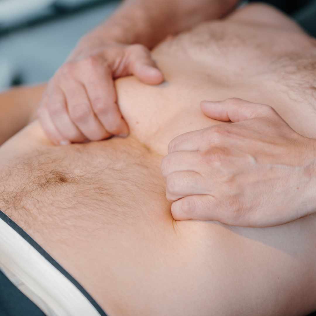 Osteopatisk behandling af diarré og mavesmerter med fokus på spændinger og ubehag i maven.